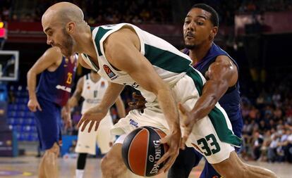 Pressey intenta robarle el balón a Calathes.
