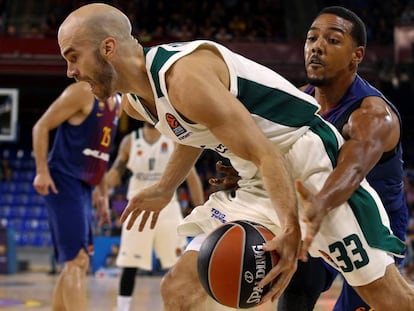 Pressey intenta robarle el bal&oacute;n a Calathes.