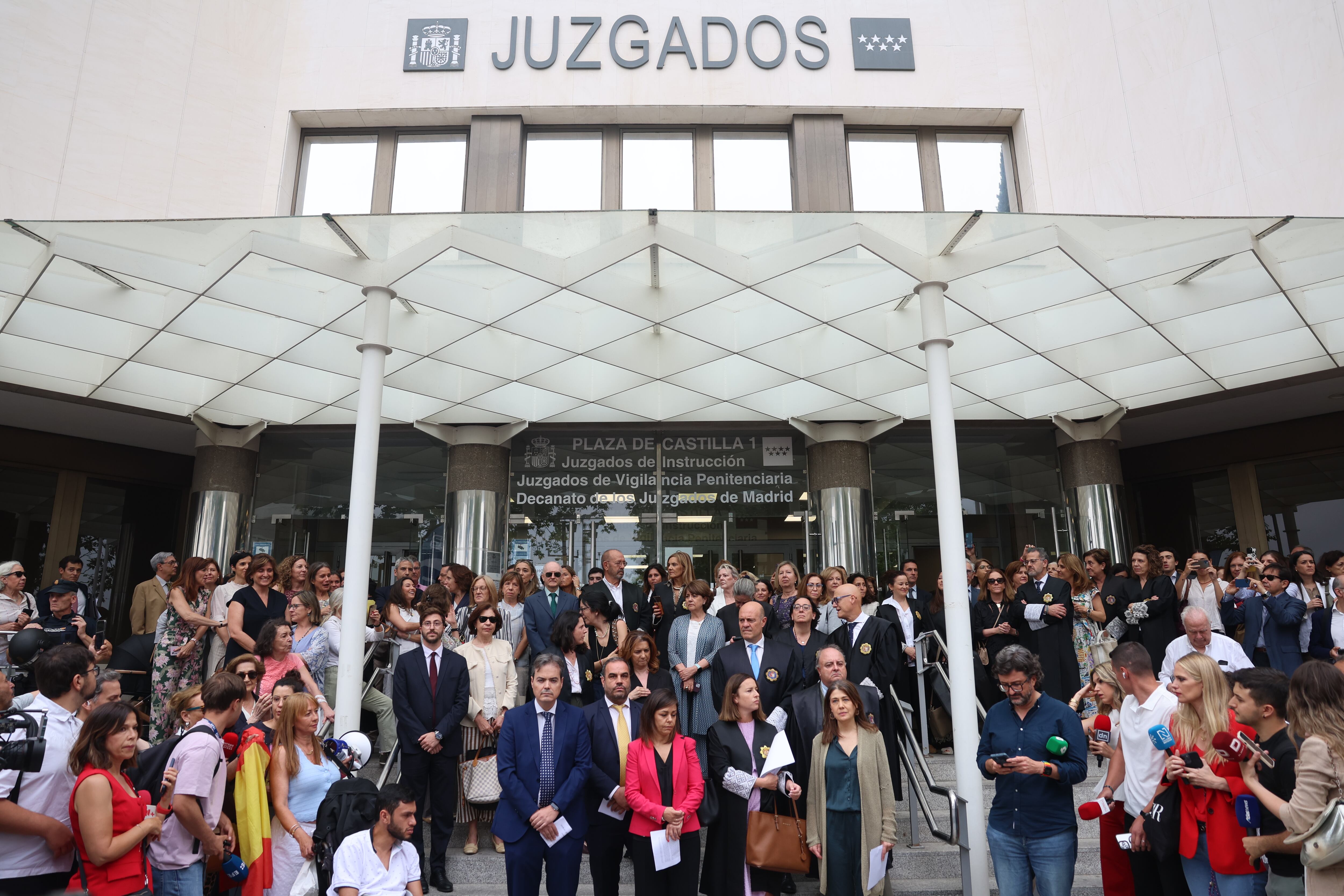 Jueces y fiscales protestan ante los tribunales contra las reformas legales del Gobierno