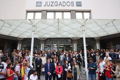 Paro de 10 minutos de jueces y fiscales frente a los Juzgados de Plaza Castilla, Madrid, este martes