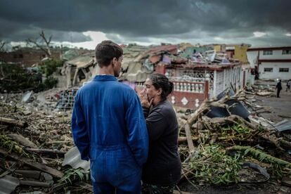 Varios barrios de La Habana amanecieron este lunes entre escombros, tras ser impactados la noche anterior por un potente tornado que causó la muerte de tres personas, hirió a 172 y ocasionó serios daños materiales. En la imagen, una mujer llora frente a los restos de su casa, tras el paso de un tornado, en La Habana (Cuba).