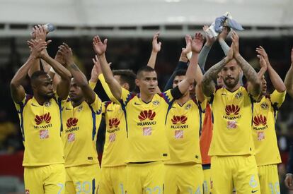 Los jugadores del América agradecen a su afición. 