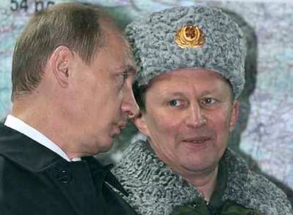 Putin (izquierda) e Ivanov, durante una visita a una unidad militar rusa en diciembre pasado.