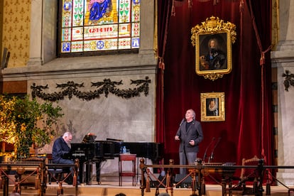 Joan Manuel Serrat canta en el homenaje a Antonio Machado en la RAE, este martes.