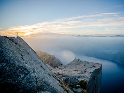 El Preikestolen es el acantilado más famoso de Noruega, cortado a pico a 600 metros de altura sobre el Lysefjord.