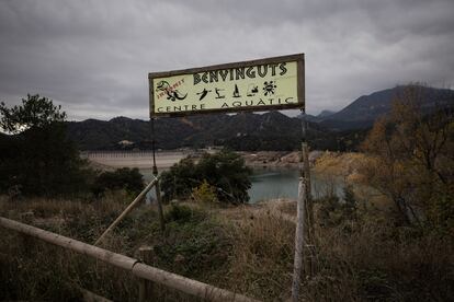 En la imagen, un cartel del centro de deportes acuáticos Indomit del embalse de La Baells, que se encuentra al 23 % de su capacidad debido a la sequia.