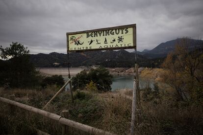 En la imagen, un cartel del centro de deportes acuáticos Indomit del embalse de La Baells, que se encuentra al 23 % de su capacidad debido a la sequia. 