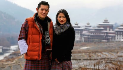 El rey de But&aacute;n Jigme Khesar Namgyel Wangchuck, junto a su esposa Jetsun Pema Wangchuck.