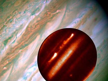 Las dos tormentas, observadas en infrarrojo, sobre una imagen en luz visible de esa zona de Júpiter, tomada por el <i>Hubble</i>.