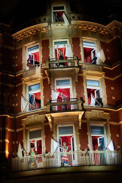 Detalle de las modelos asomándose por las ventanas del hotel.