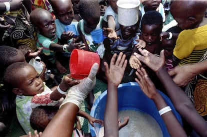 La mayoría de las víctimas fueron tutsis, aunque también fueron exterminados hutus, la etnia a la que pertenecían los autores de la matanza, soldados del Ejército y miembros de la milicia extremista "Interahamwe" (los que matan juntos). En la imagen, niños piden comida en un orfanato en Ruanda, 5 de agosto de 1994.