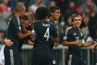 Toni Kroos celebra su gol.