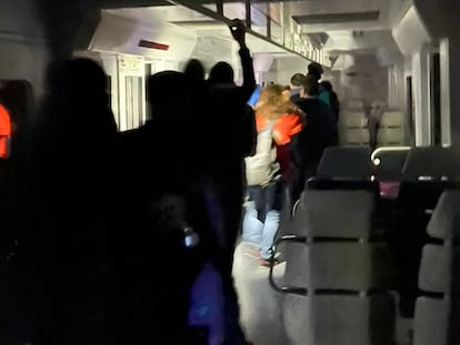 Evacuados los pasajeros que llevaban atrapados a oscuras una hora y media en el túnel de Recoletos, este jueves.
