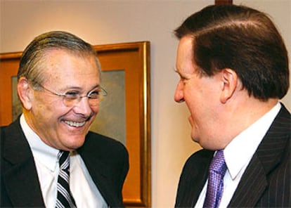 Donald Rumsfeld y lord Robertson, durante la reunión de ministros de la OTAN, ayer, en Bruselas.