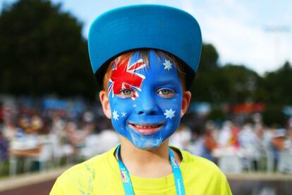 La bandera de Australia colorea la cara de este niño aficionado al tenis.