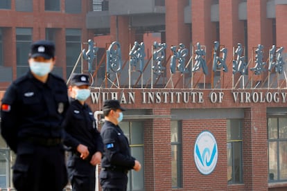 Seguranças no Instituto de Virologia de Wuhan, em imagem de arquivo.