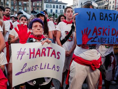 PAMPLONA, 07/07/2024.- Una multitudinaria concentración, convocada por el movimiento feminista, ha tenido lugar este domingo en la Plaza del Castillo de Pamplona en señal de protesta por una agresión sexual registrada en la capital navarra durante los Sanfermines 2024. EFE/Jesus Diges
