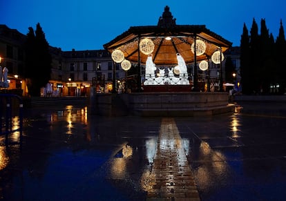 La Plaza Mayor de Las Rozas, con la iluminación navideña que representa un belén.
