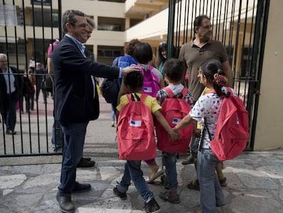 Ni&ntilde;os refugiados llegan el lunes a un colegio p&uacute;blico de Atenas.