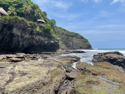 Una esquina del departamento La Libertad. Esta es una de las playas rocosas más visitadas en El Salvador por surfistas de todo el mundo.