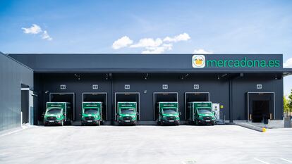 Nueva plataforma logística que Mercadona ha abierto en Boadilla del Monte (Madrid) para la venta 'online', en una imagen distribuida por la empresa.