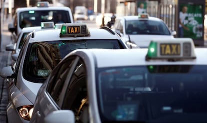 Taxis circulando por Madrid.