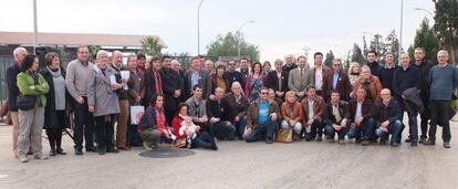 Concentración de alcaldes y concejales contra el macrovertedero de Guadassuar.