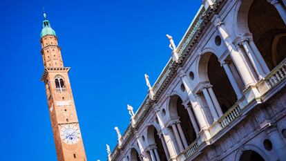 La Torre Bissara de la Piazza dei Signori, y la fachada de la Basílica Palladiana, en la ciudad de Vicenza (Italia).