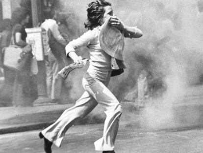 Una mujer huye de los disturbios del 1º de Mayo de 1977 en Madrid