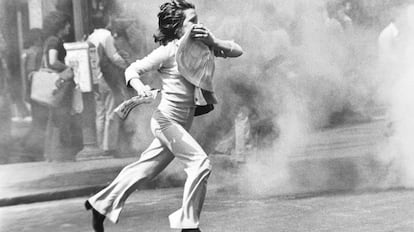 Una mujer huye de los disturbios del 1º de Mayo de 1977 en Madrid