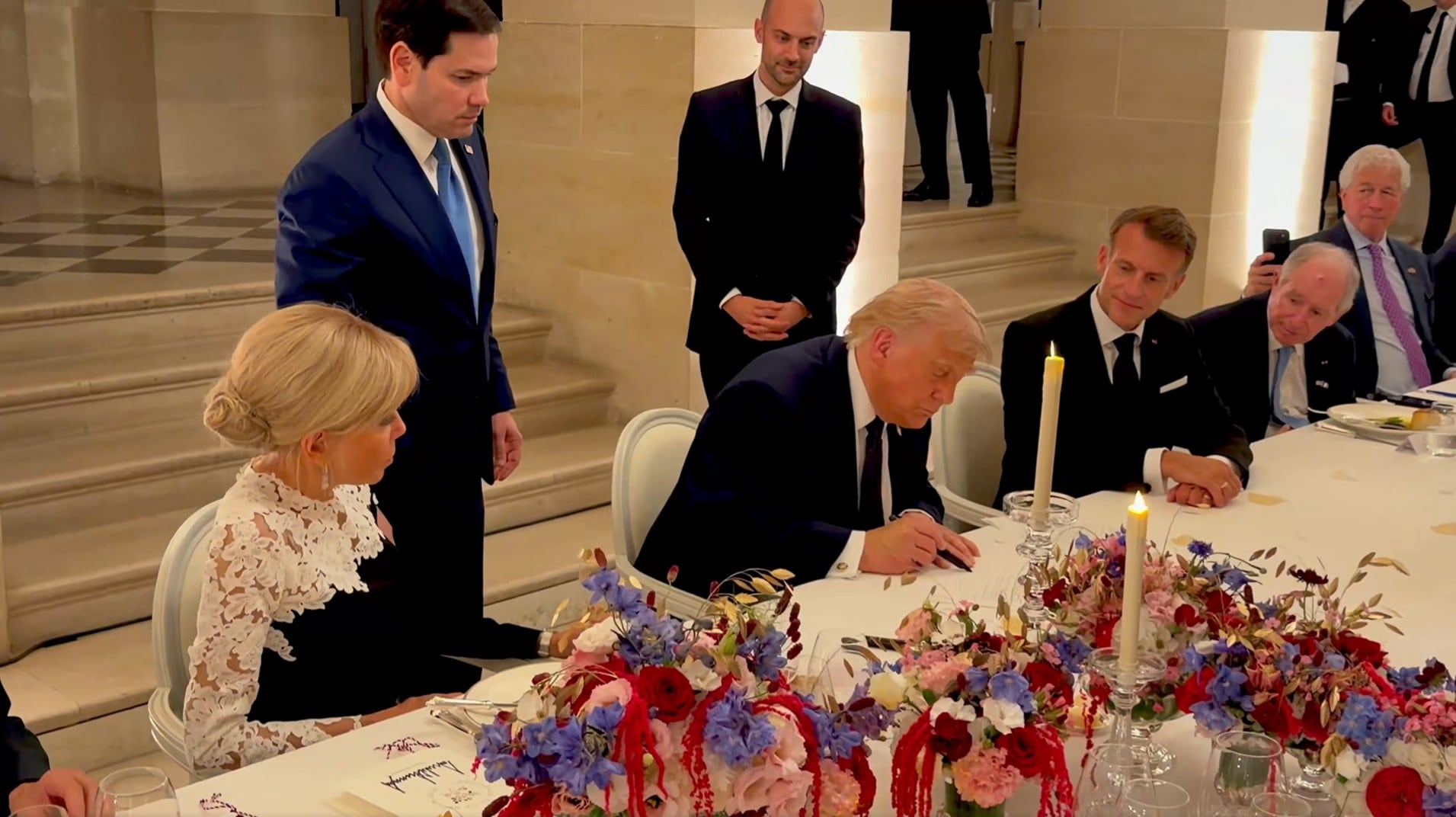 Trump firma memorando de entendimiento con Irán