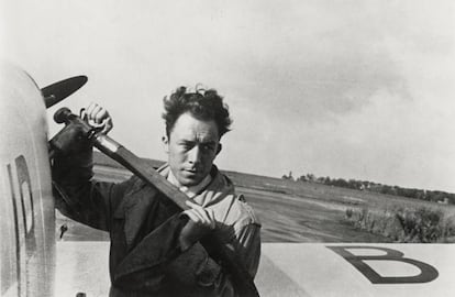 Albert Camus, durante un viaje a Inglaterra en 1948.