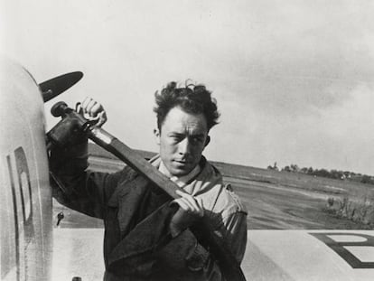 Albert Camus, durante un viaje a Inglaterra en 1948.