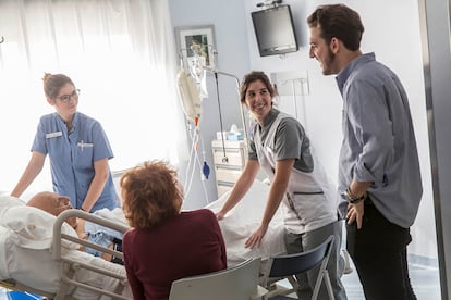 Una enfermera de oncología visita a un paciente y su familia en la Clínica Universidad de Navarra en Pamplona.