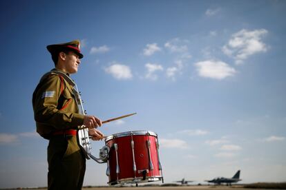 Un miembro de la banda militar israelí toca el tambor antes del comienzo de la ceremonia de graduación de los pilotos de la Fuerza Aérea de Israel, en la base aérea de Hatzerim.