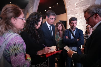 La presidenta de la Cámara de Comercio de Barcelona, Mònica Roca, junto a su vicepresidente Toni Fitó y Joan Canadell, los tres integrantes de la candidatura de Eines de País, este miércoles.