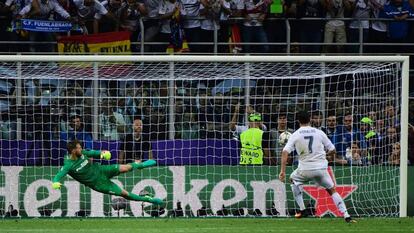 Cristiano Ronaldo cobra o pênalti que dá o 11.º título ao Real Madrid.