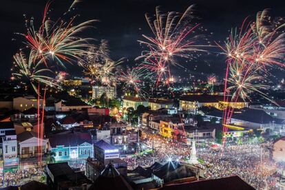 Los fuegos artificiales iluminan el horizonte de Yogyakarta (Indonesia).