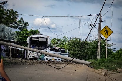 Los vehículos dañados por el atentado en Tibu, Colombia.