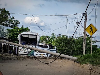 Los vehículos dañados por el atentado en Tibu (Colombia).