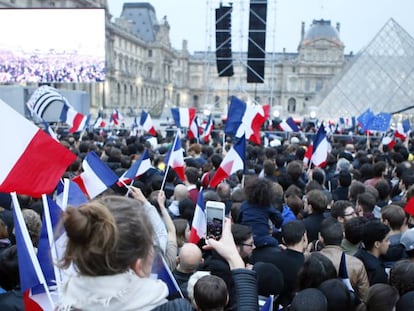 Partidários de Macron esperam seu primeiro discurso, no Louvre.