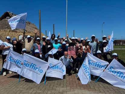 René Saffirio con simpatizantes durante un acto de campaña en Puerto Saavedra, en la Araucanía, el 16 de noviembre.