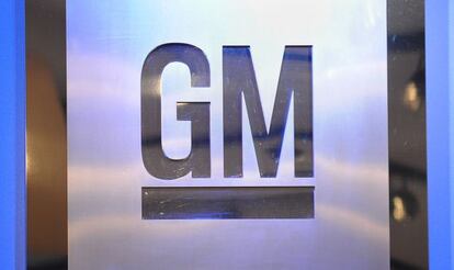 El logo de General Motors en una feria automovil&iacute;stica