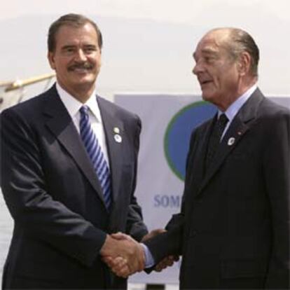 Además de los países del G-8 (los más poderosos) también varios países emergentes están invitados a la cita de Evian. En la imagen, el presidente de Francia, Jacques Chirac, recibe al de México, Vicente Fox.