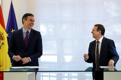 El presidente del Gobierno, Pedro Sánchez, y el presidente de la Federación Española de Municipios y Provincias (FEMP y alcalde socialista, Abel Caballero, en La Moncloa.