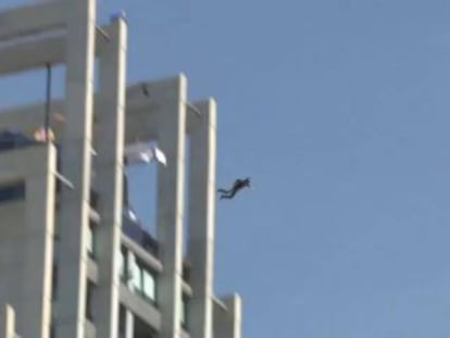 Un grupo de paracaidistas salta desde varios rascacielos coincidiendo con una prueba internacional de Salto Base