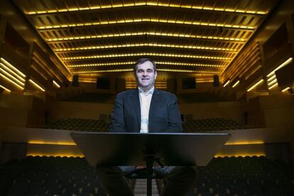 Josep Caball&eacute; Domenech, a la sala buida de L&rsquo;Auditori de Barcelona, abans del concert. 