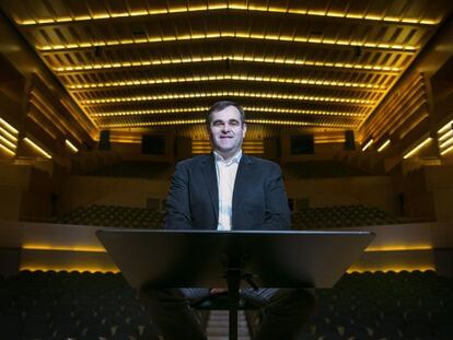 Josep Caball&eacute; Domenech, a la sala buida de L&rsquo;Auditori de Barcelona, abans del concert. 