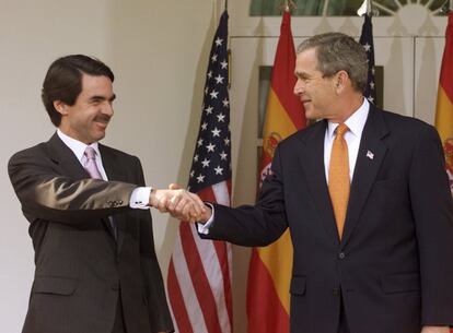 José María Aznar y George Bush se estrechan la mano antes de una conferencia de prensa en la Casa Blanca tras la entrevista que mantuvieron durante el viaje de Aznar a Estados Unidos en 2001

