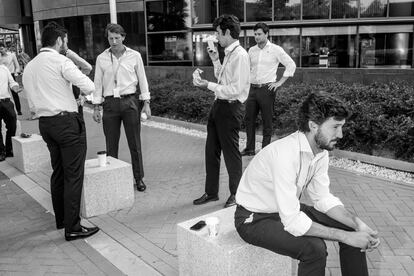 Trabajadores del área financiera de las Cuatro Torres de Madrid, en junio de 2022.